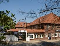 GreenLine Hotel Holst har en naturskjønn beliggenhet ved Regionalpark Rosengarten, syd for Hamburg. 
