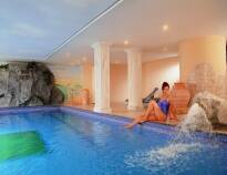 Nyt livet i hotellets eget flotte spaområde med to saunaer, tre dampbad og innendørs basseng.