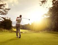 Golfentusiasterne kan nyde godt af, at der findes hele fire golfbaner lige i nærheden af hotellet.