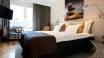 Hotellets moderne værelser er innredet i skandinavisk design