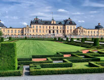 Das schöne Schloss Drottningsholm ist der Sitz der schwedischen Königsfamilie.