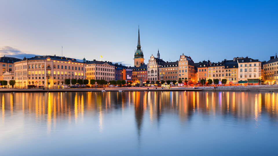 Erleben Sie all das, was Stockholm zu bieten hat! Besichtigen Sie z. B. das Schloss Drottningsholm, die Altstadt Gamla Stan und den Vergnügungspark Gröna Lund.