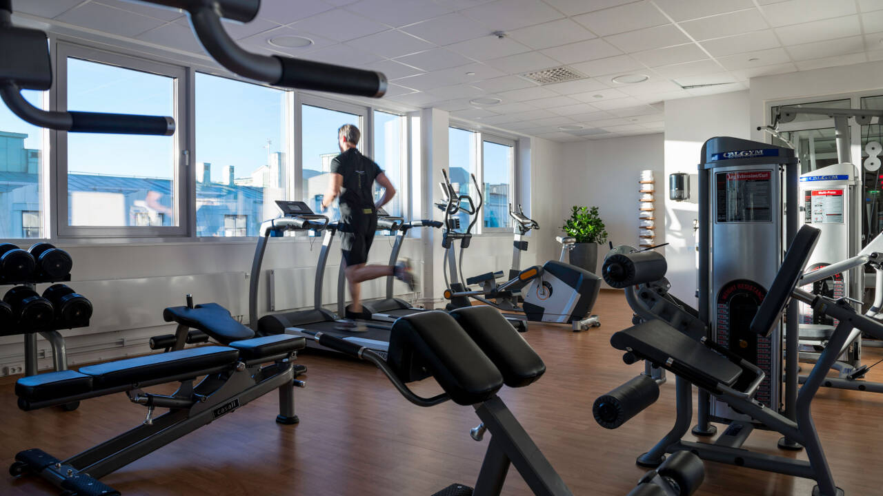 Hotellets har et fitnesscenter på syvende sal med udsigt over byen