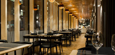Im Hotelrestaurant wird Frühstück, Mittag- und Abendessen serviert.