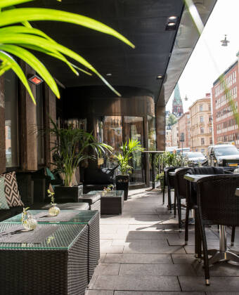 På hotellets udendørs siddepladser kan I nyde en drink og slappe af efter sightseeing og shopping.