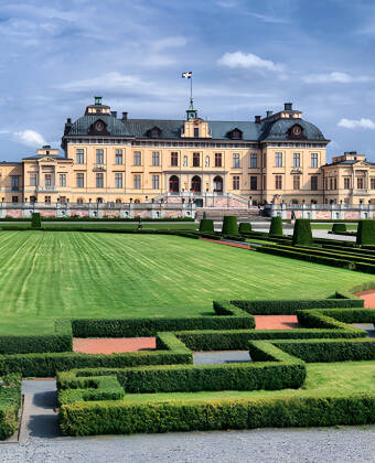 Besök vackra Drottningholm slott, kungaparets residens.