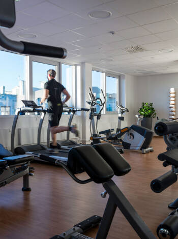 Hotellet har et fitness-senter i syvende etasje med utsikt over byen