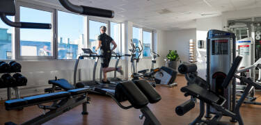 Hotellets har et fitnesscenter på syvende sal med udsigt over byen