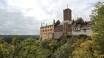 Besøk Middelalderborgen Wartburg, som troner på imponerende vis over den hyggelige byen Eisenach.