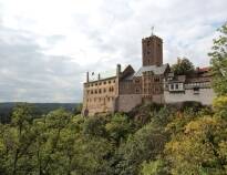 Besøg Middelalderborgen Wartburg, der troner på imponerende vis over den hyggelige by Eisenach.