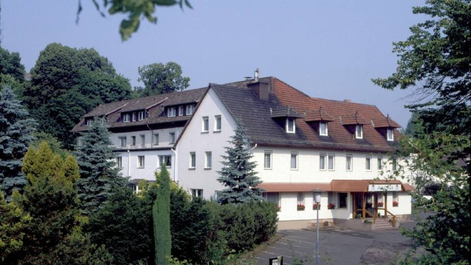 Das Hotel zur Linde ist ein familiengeführtes Hotel im malerischen Herzen Hessens, das bekannt ist für seine schöne Natur.