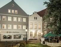 Hotel Klein Amsterdam ligger midt i byen rett ved markedsplassen, i den hyggelige byen Friedrichstadt.