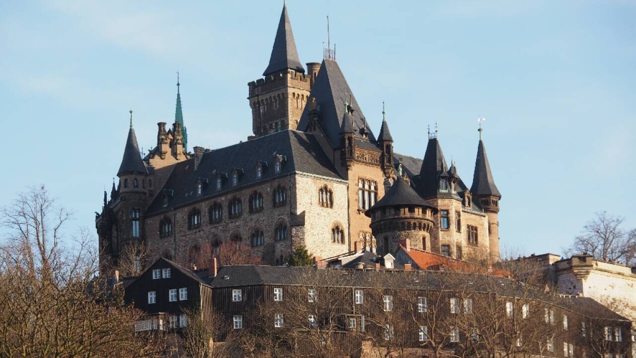 Tag en tur til Wernigerode, hvor I kan slentre igennem de hyggelige gader og besøge slottet, der troner over byen.