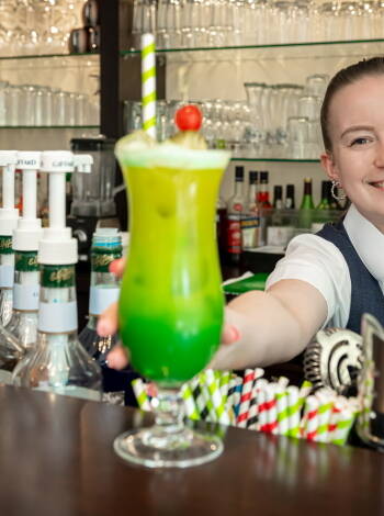 I hotellbaren kan ni njuta av klassiska cocktails i en avslappnad miljö.