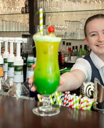 I hotellbaren kan ni njuta av klassiska cocktails i en avslappnad miljö.