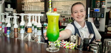 Oplev enkle glæder: hotelbaren tilbyder klassiske cocktails i en afslappet atmosfære.