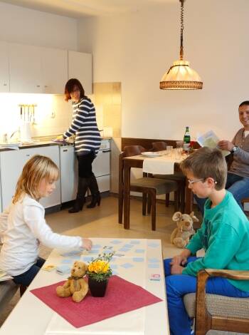 Ni bor i lägenheter med kök och vardagsrum där ni själva kan laga mat och umgås med hela familjen.