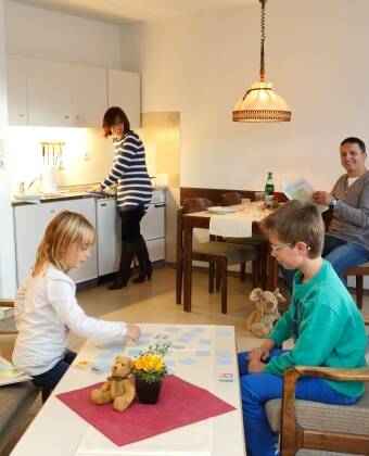 Alle lejligheder har adgang til balkon, så I kan sidde udenfor og nyde det gode vejr, med udsigt til bjergene.