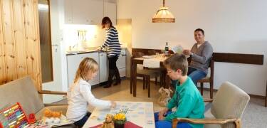 Alle lejligheder har adgang til balkon, så I kan sidde udenfor og nyde det gode vejr, med udsigt til bjergene.