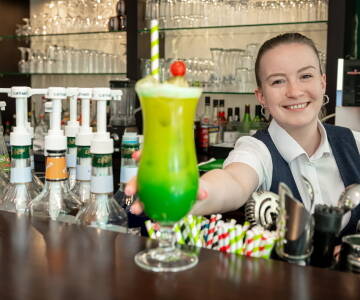 Die Hotelbar bietet klassische Cocktails in einer entspannten Atmosphäre.