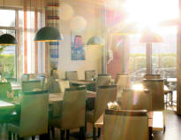 Restauranten byder på hyggelig atmosfære samt regionens og sæsons retter.