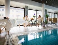 Under opholdet har I fri adgang til hotellets flotte wellnessafdeling som bl.a. omfatter indendørs swimming pool og sauna.