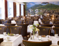 Hotellet har to forskellige restauranter hvor I kan nyde dejlig mad i hyggelige omgivelser.