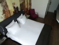 De moderne værelser tilbyder et højt komfortniveau og lægger op til afslapning i behagelige omgivelser.