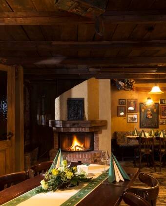 Oplev den hyggelige og varme atmosfære sammen med maden i den rustikke restaurant.