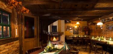 Erleben Sie die gemütliche und warme Atmosphäre beim Essen köstlicher regionaler Speisen im rustikalen Restaurant.
