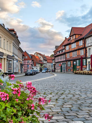 Dra på turer i Harz nasjonalpark og besøk verdensarvbyen Quedlinburg, blant annet.