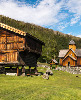 Numedal er kjent som Middelalderdalen med 4 stavkirker, 44 middelalderbygninger og 3 bygdetun.