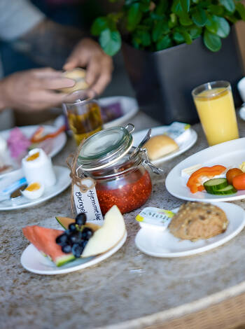 Genießen Sie morgens im Hotelrestaurant ein gutes, hausgemachtes Frühstück, das aus lokalen Zutaten zubereitet wird.