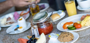 Genießen Sie morgens im Hotelrestaurant ein gutes, hausgemachtes Frühstück, das aus lokalen Zutaten zubereitet wird.