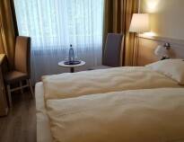 Hotellets nydelige dobbeltværelser tilbyder et højt niveau af komfort og danner nogle hyggelige rammer for Jeres ophold.