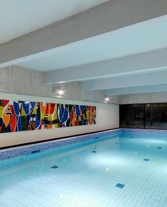 Slapp av i hotellets velvære-avdeling som har svømmebasseng, dampbad og badstue med utsikt over fjellet.