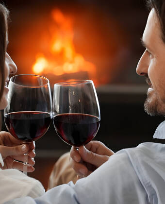 Njut av ett gott glas vin i trevligt sällskap i de lugna omgivningarna.