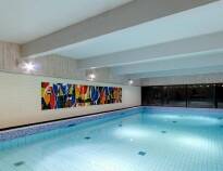 Koppla av på hotellets wellnessavdelning som har pool, ångbad och bastu med utsikt över fjället.