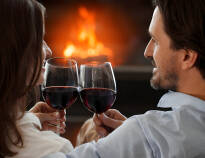 Nyd et glas vin foran pejsen og slap af i rolige omgivelser efter en begivenhedsrig dag.