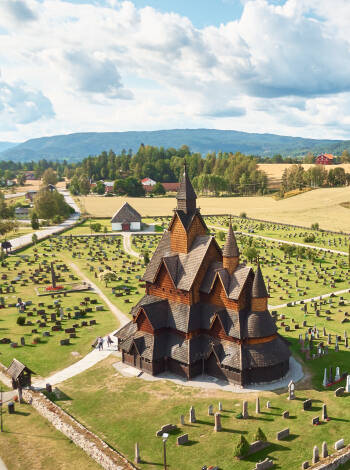 Besök charmiga Heddal Stavkirke som är en av regionens många spännande sevärdheter.