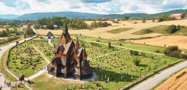 Besök charmiga Heddal Stavkirke som är en av regionens många spännande sevärdheter.