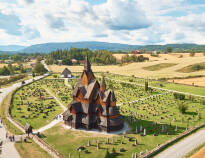 Besøg den charmerende Heddal Stavkirke, som er en af mange spændende seværdigheder i regionen.