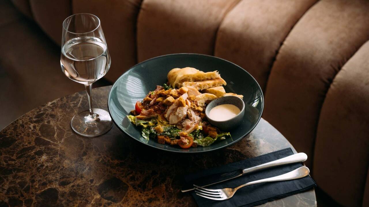 Nyd en solid morgenmad, snacks i baren og uformelle måltider i afslappede omgivelser uden at forlade hotellet.