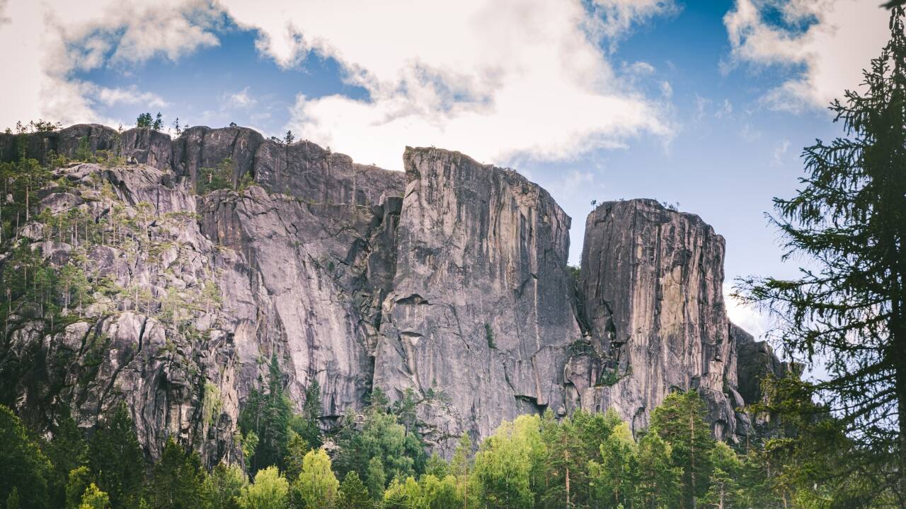 Den imponerande klippformationen Gygrestolen ligger en kort bilresa bort och erbjuder givande vandringar med panoramautsikt.