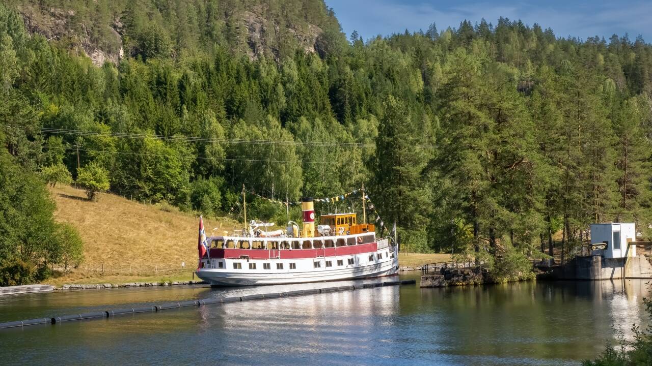 Oplev den historiske Telemarkskanalen med bådture gennem de berømte sluser og naturskønne vandveje.