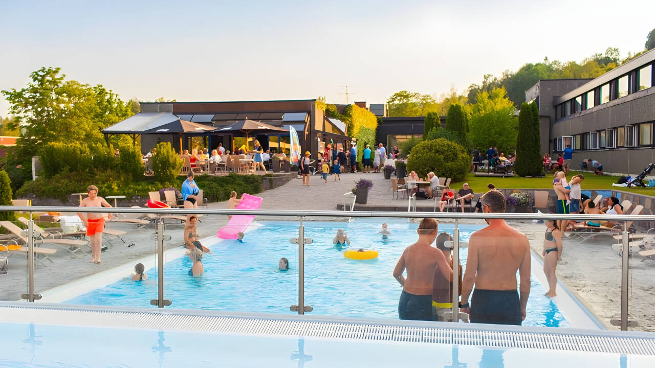 Tag en svømmetur i hotellets udendørs pool i sommersæsonen.