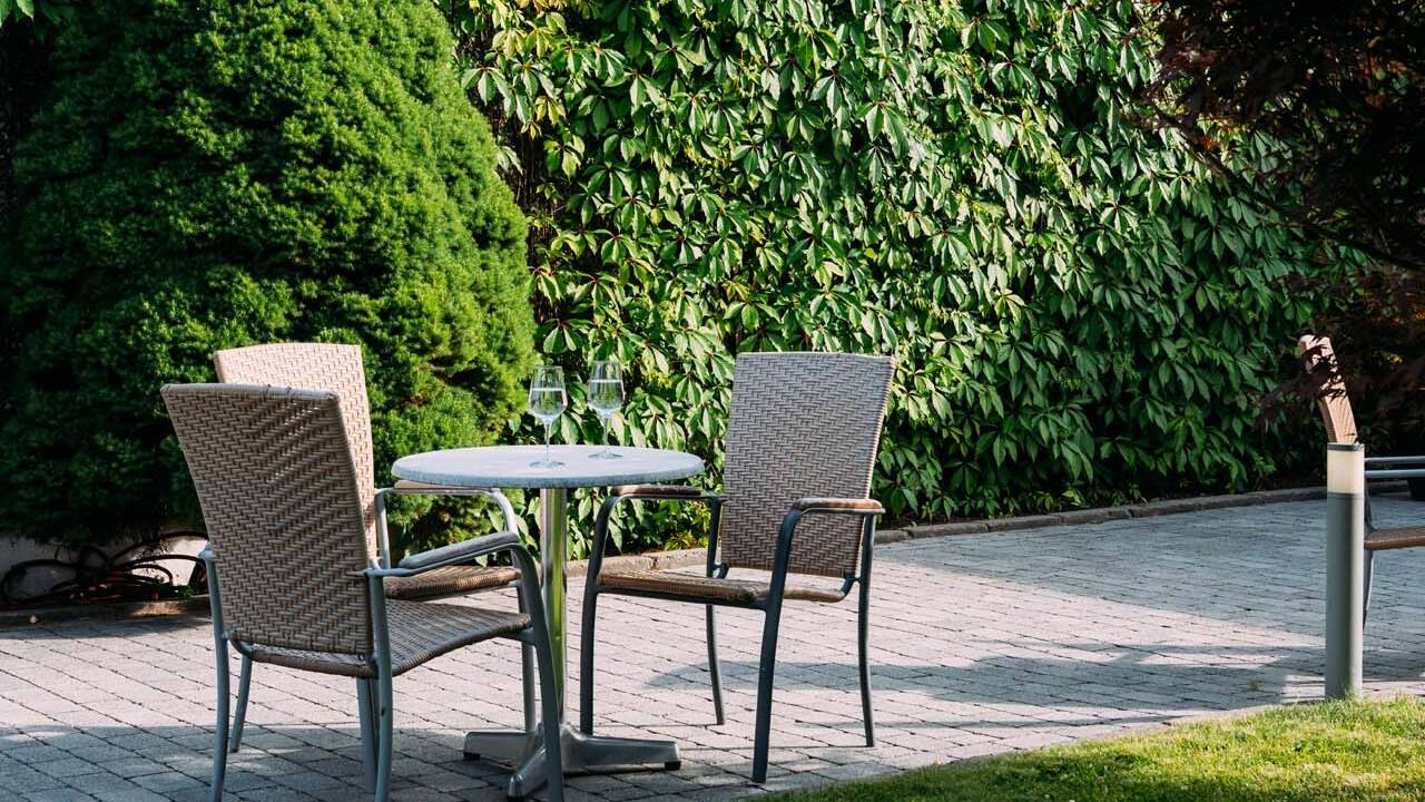 Bø Hotells have og terrasse er et roligt sted, hvor gæster kan slappe af.