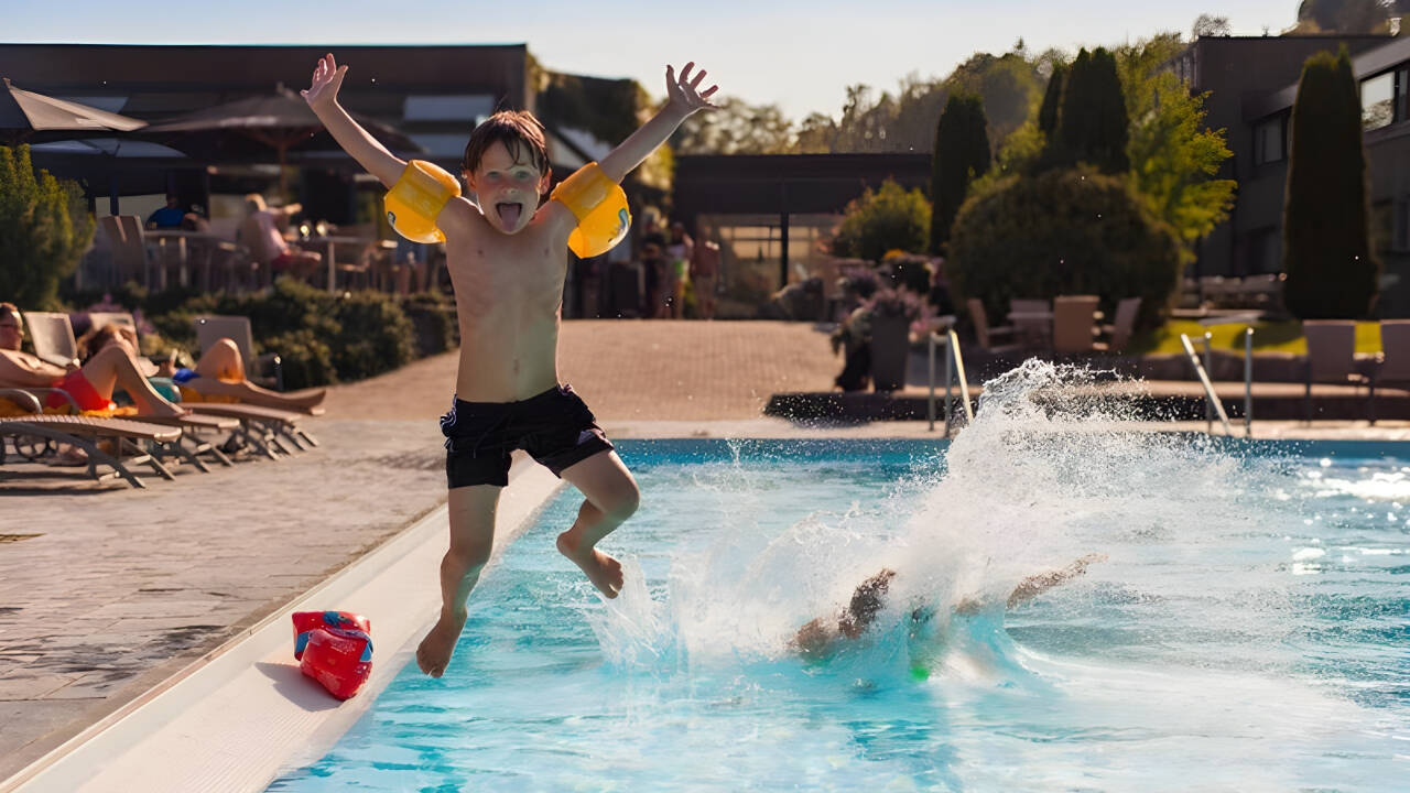 Nyt hotellets utendørsbasseng i sommersesongen.