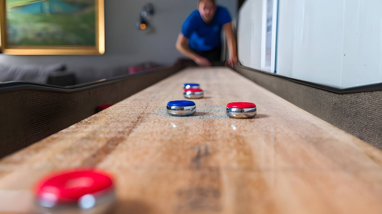 Utfordre hverandre i shuffleboard og andre spill og skap ekstra moro på familieferien.