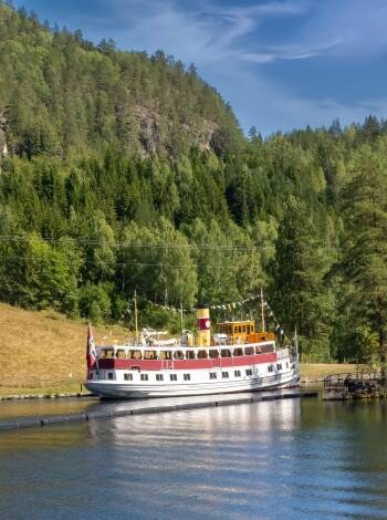 Upptäck den historiska Telemarkskanalen med båtturer genom de berömda slussarna och natursköna vattenvägar.